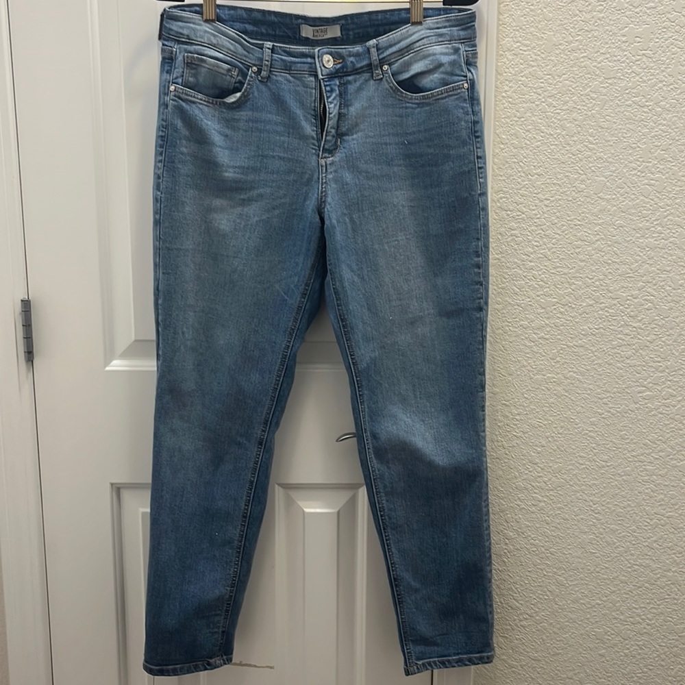 Skinny leg jeans in light wash. Size 8